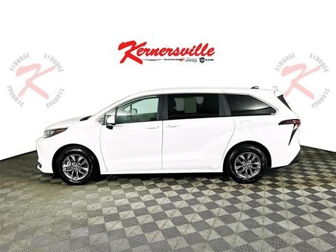 Used 2024 Toyota Sienna LE image 4