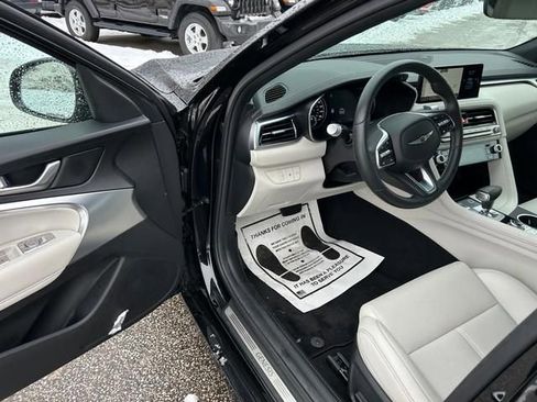 Used 2025 Genesis G70 2.5T image 9