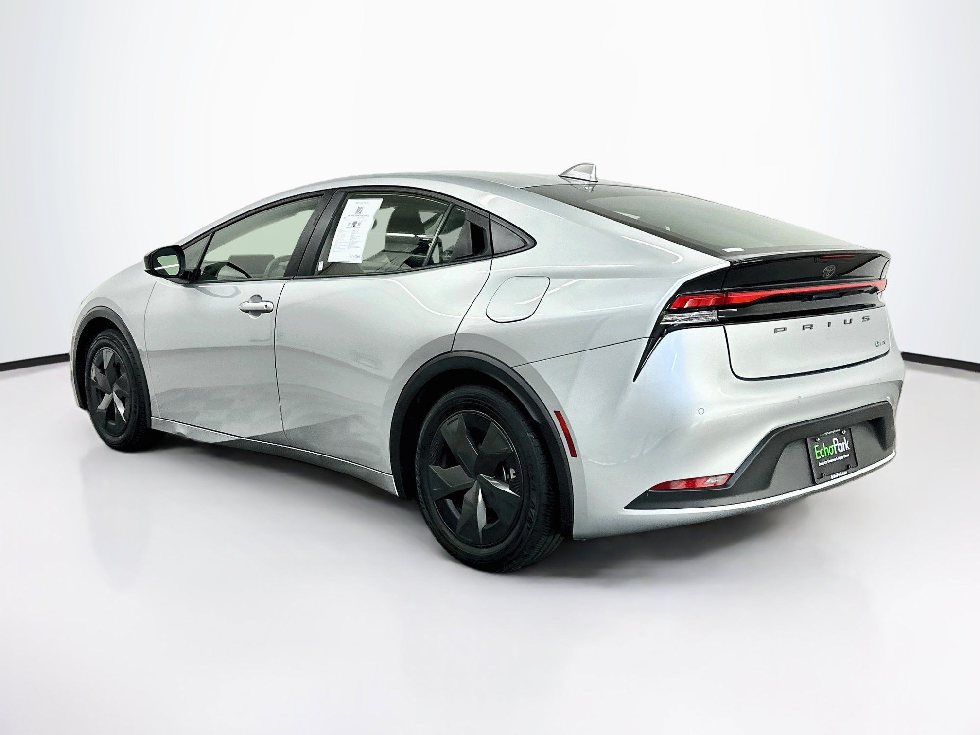 Used 2025 Toyota Prius LE FWD image 5