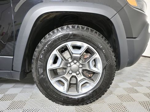 Used 2019 Jeep Cherokee Trailhawk image 11