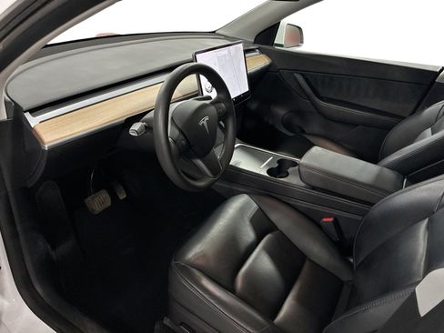 Certified 2021 Tesla Model Y Long Range AWD/4WD image 9