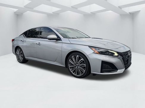 Used 2023 Nissan Altima 2.5 SL FWD image 2