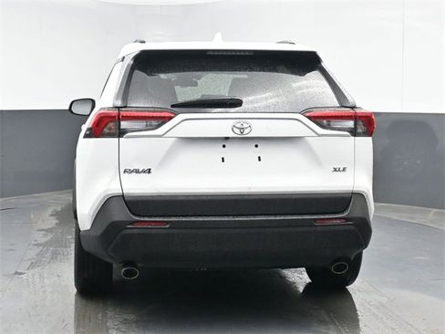 Used 2020 Toyota RAV4 XLE Premium image 7