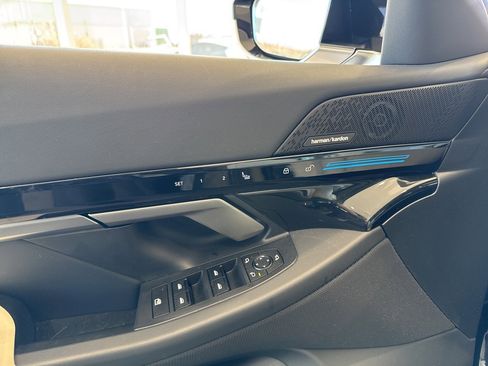 Used 2025 BMW 530i xDrive w/ Premium Package image 37