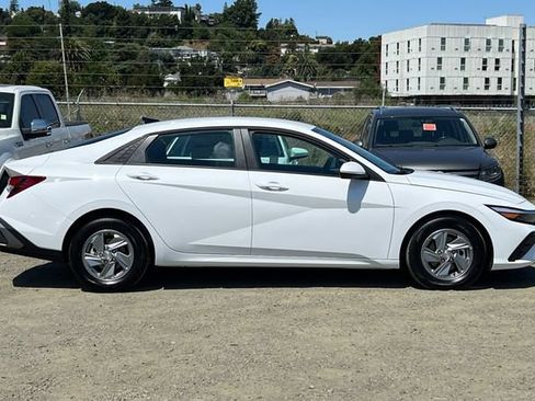 New 2026 Hyundai Elantra SE FWD image 4
