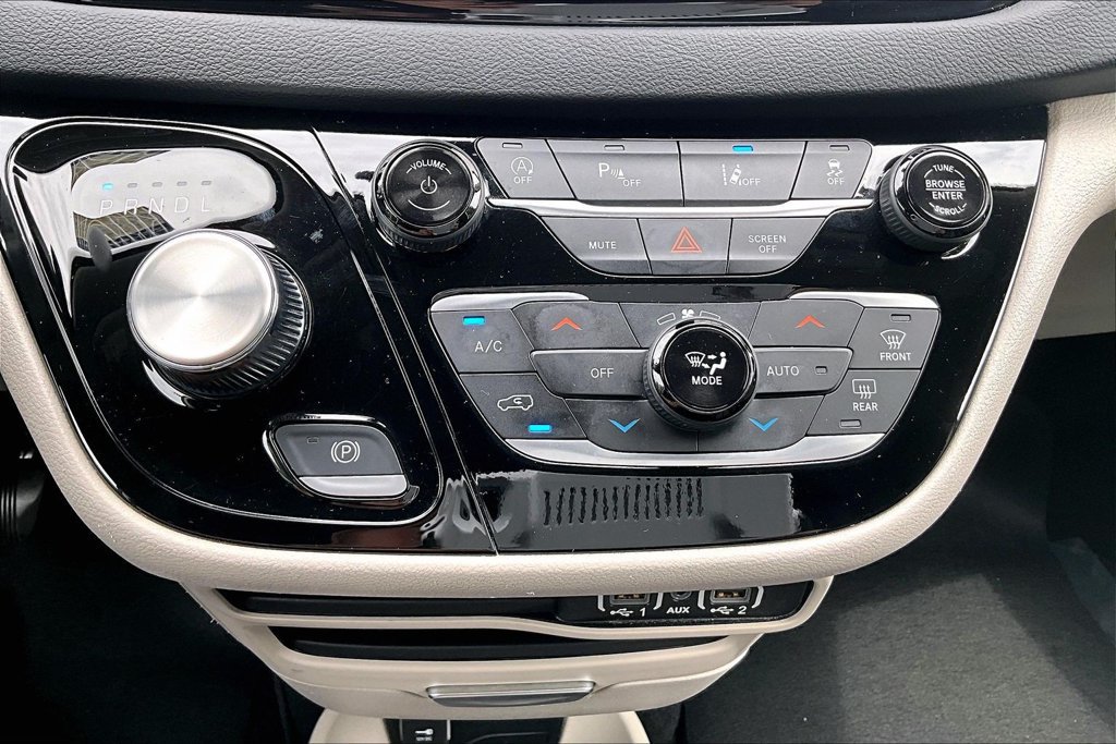 Used 2023 Chrysler Pacifica Touring-L FWD image 15