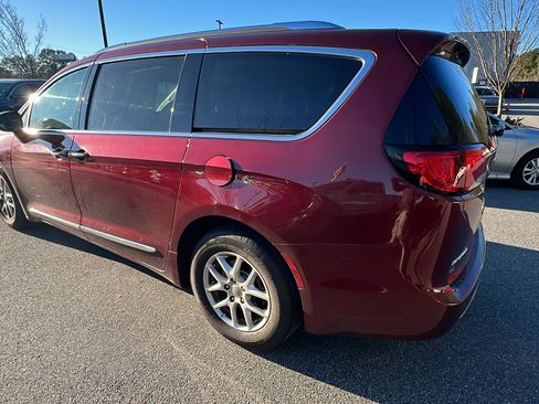 Used 2020 Chrysler Pacifica Touring-L image 10