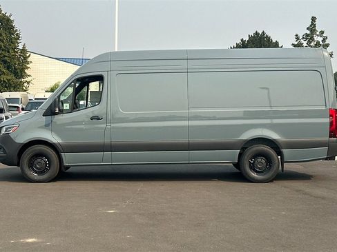 Used 2024 Mercedes-Benz Sprinter 2500 image 2