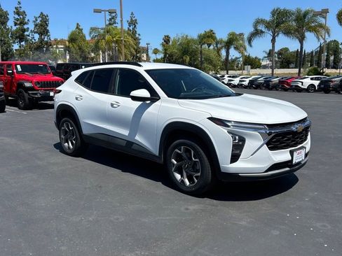 Used 2025 Chevrolet Trax LT w/ LT Convenience Package FWD image 6