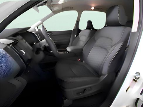 Used 2024 Nissan Pathfinder SV image 17