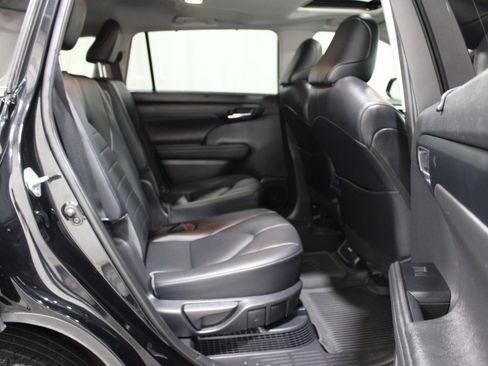 Used 2020 Toyota Highlander XLE AWD/4WD image 24