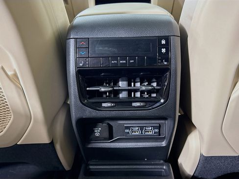 Used 2024 Jeep Grand Cherokee L Limited image 24