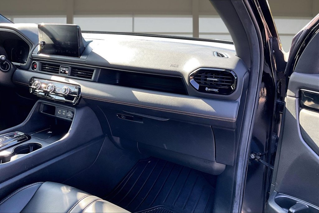 Used 2025 Honda Pilot TrailSport image 16