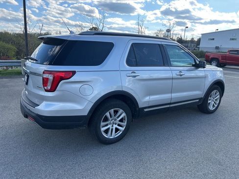 Used 2019 Ford Explorer XLT w/ Equipment Group 202A image 5