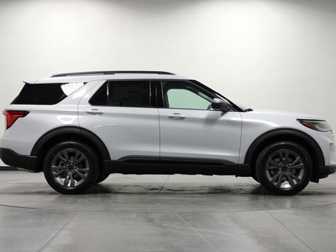 New 2026 Ford Explorer Active w/ Active Comfort Package image 3