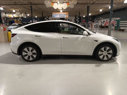 Used 2023 Tesla Model Y Long Range AWD/4WD image 10