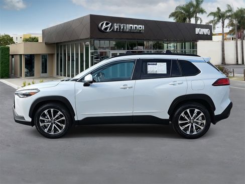 Used 2024 Toyota Corolla Cross XLE image 6