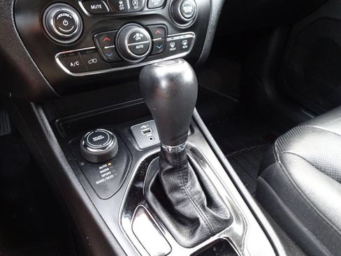 Used 2020 Jeep Cherokee Limited AWD/4WD image 23