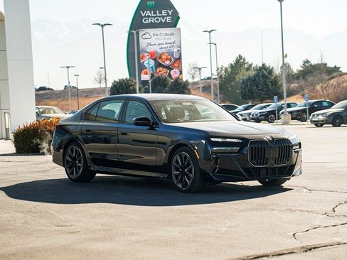 Used 2025 BMW 760i xDrive w/ Executive Package image 3