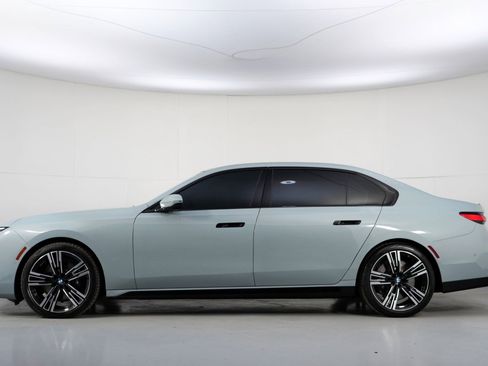 Used 2024 BMW 760i xDrive w/ Premium Package 2 AWD/4WD image 9