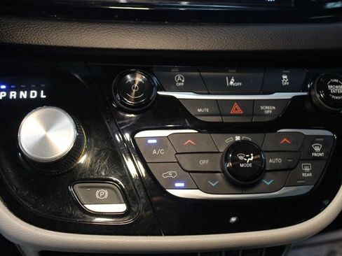 Used 2022 Chrysler Pacifica Touring-L FWD image 27