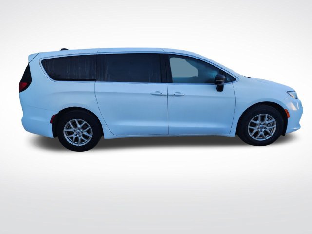 Used 2025 Chrysler Pacifica Select FWD image 5