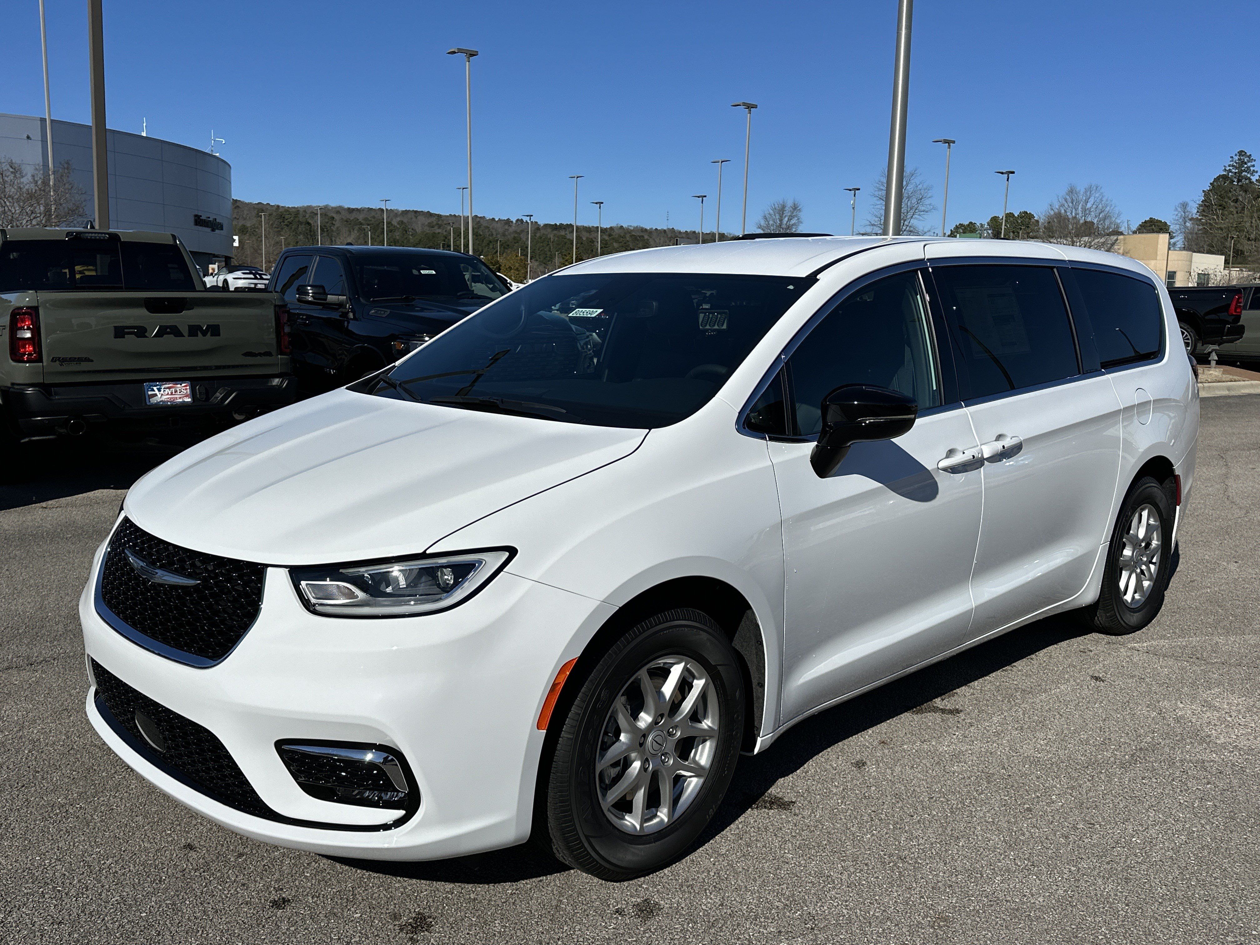 New 2026 Chrysler Pacifica Select FWD image 3