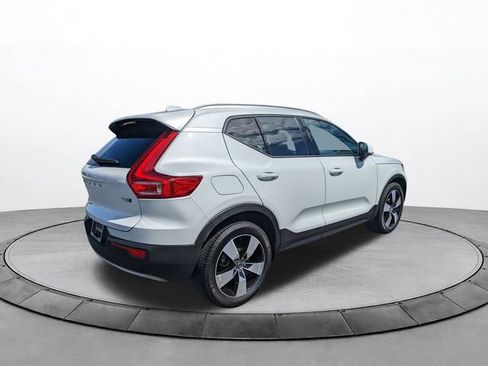 Used 2021 Volvo XC40 T5 Momentum w/ Premium Package image 4