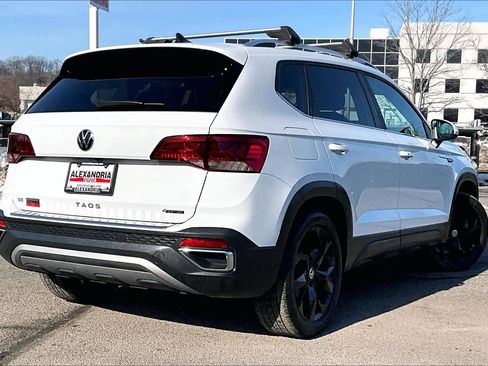 Used 2022 Volkswagen Taos SE w/ Panoramic Sunroof Package image 12