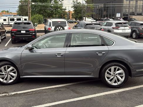 Used 2018 Volkswagen Passat 2.0T SE FWD image 6