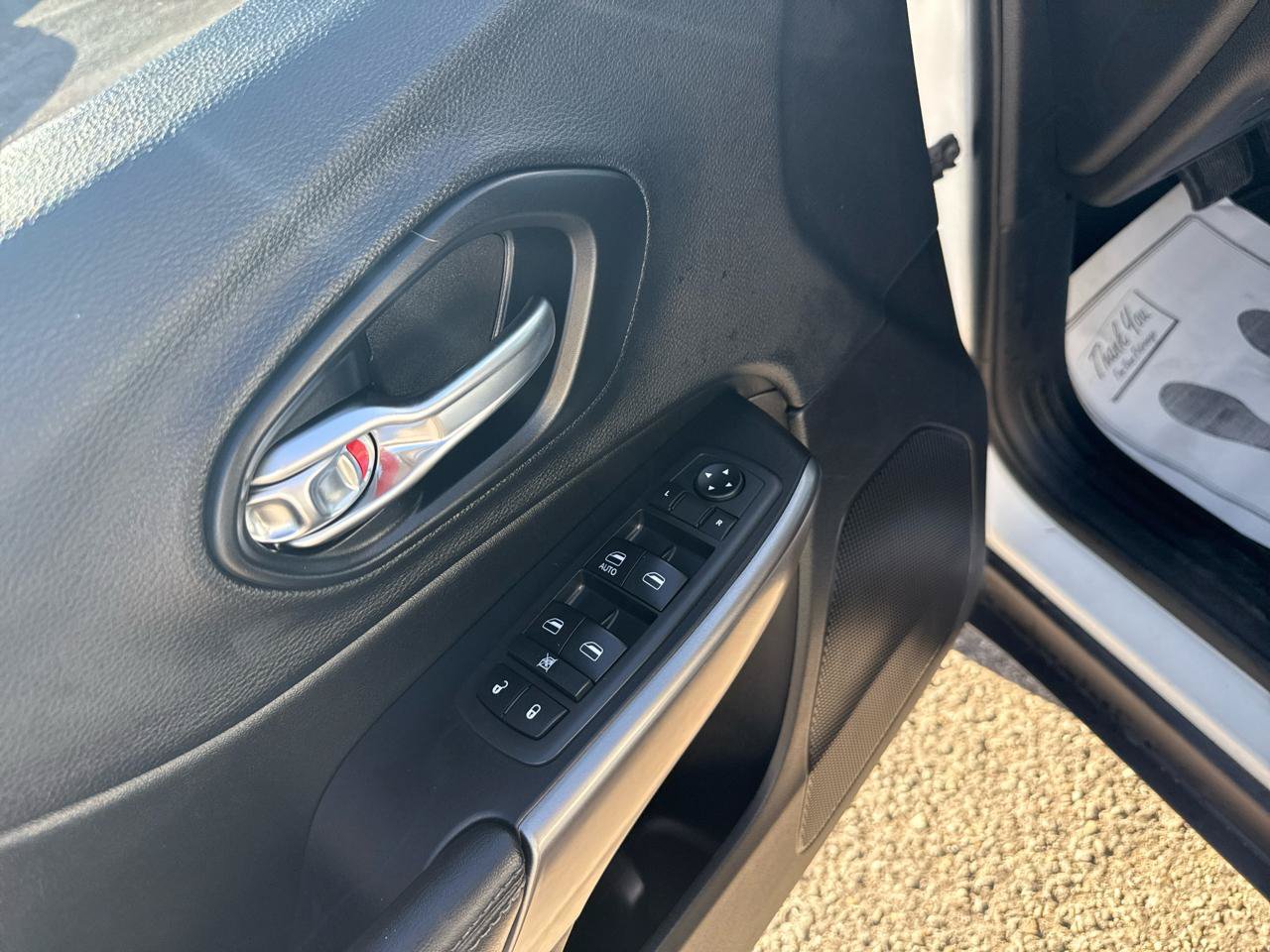 Used 2019 Jeep Cherokee Latitude w/ Popular Appearance Group FWD image 12