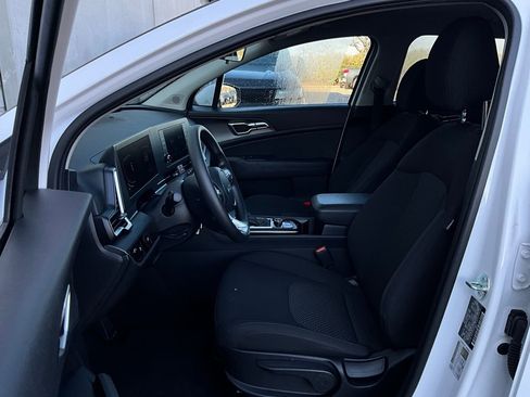 Used 2025 Kia Sportage LX image 10