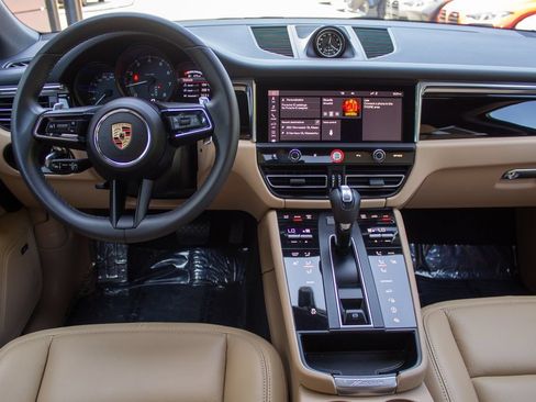 Used 2025 Porsche Macan AWD/4WD image 13