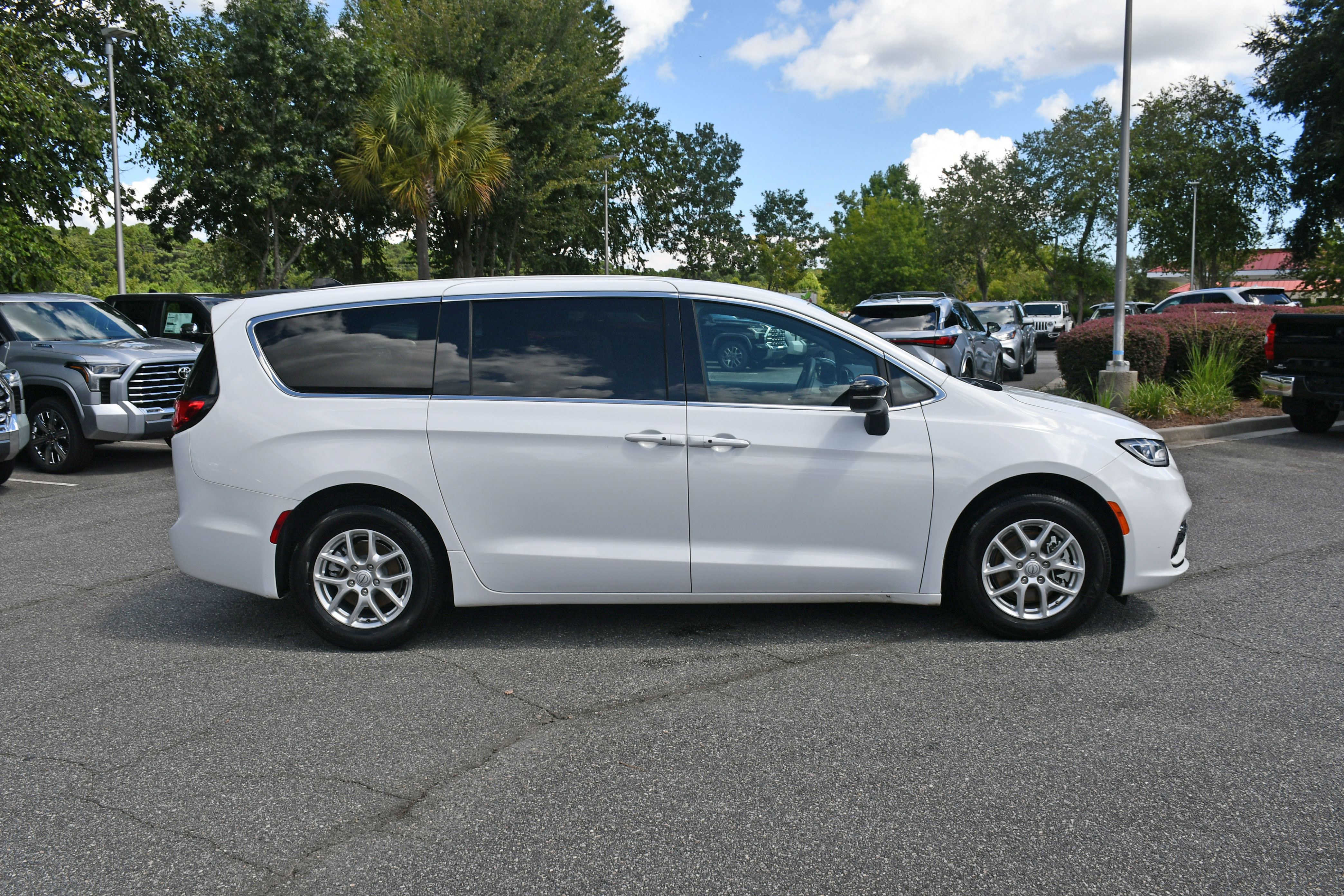 Used 2025 Chrysler Pacifica Select FWD image 5