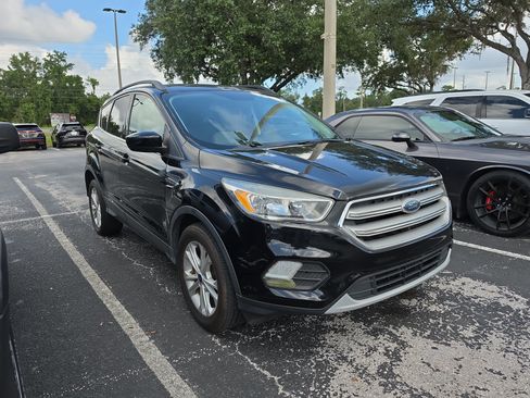 Used 2018 Ford Escape SE FWD image 1