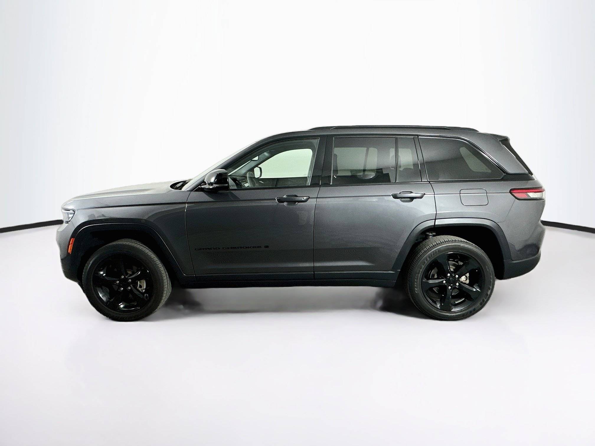Used 2023 Jeep Grand Cherokee Altitude AWD/4WD image 4