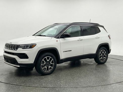 Used 2025 Jeep Compass Trailhawk AWD/4WD image 3