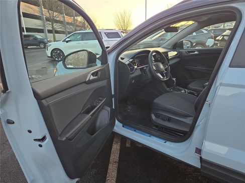 New 2026 Volkswagen Taos SE image 11