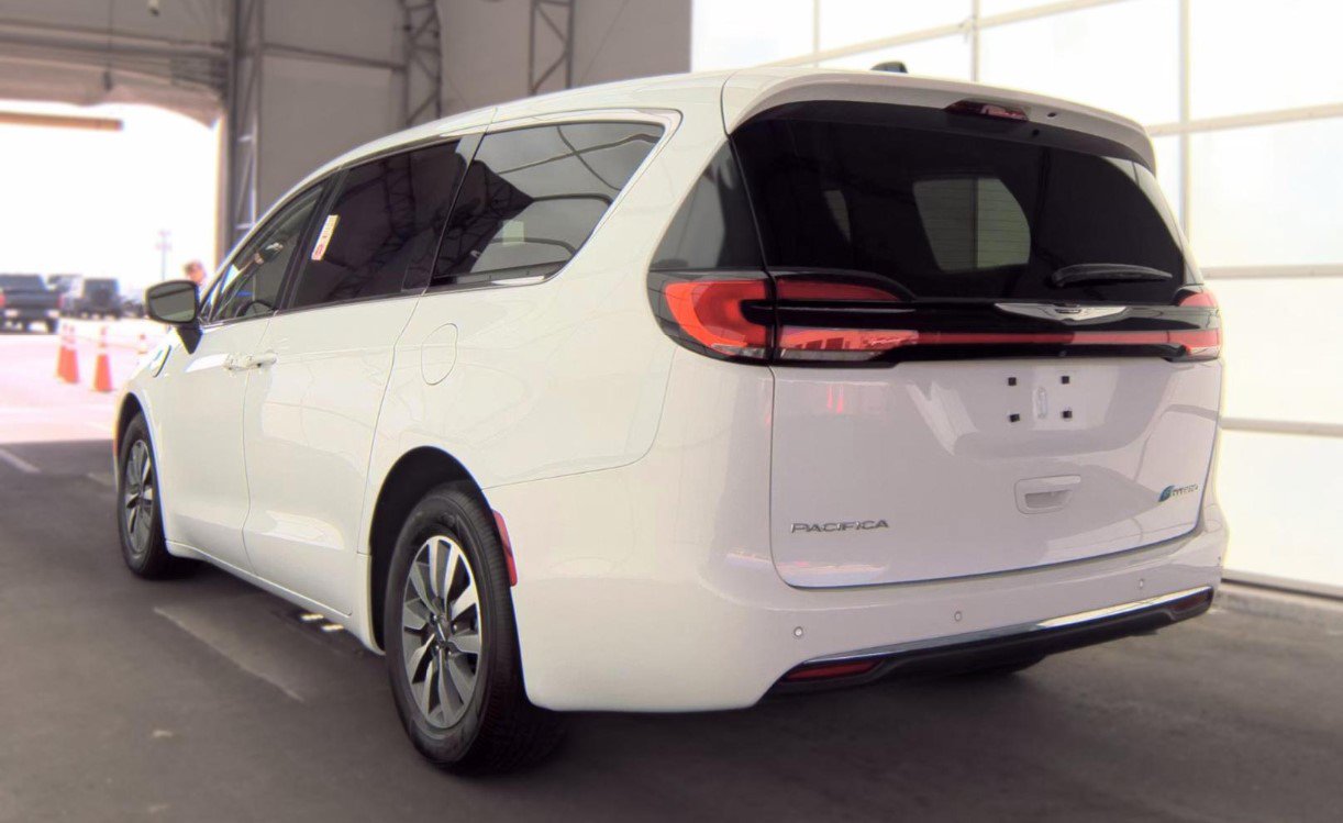 Used 2023 Chrysler Pacifica Touring-L FWD image 6