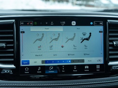 Used 2023 Chrysler Pacifica Limited image 18