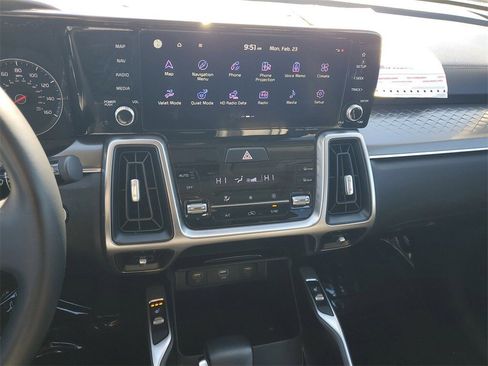 Used 2022 Kia Sorento S w/ Panoramic Sunroof Package image 16