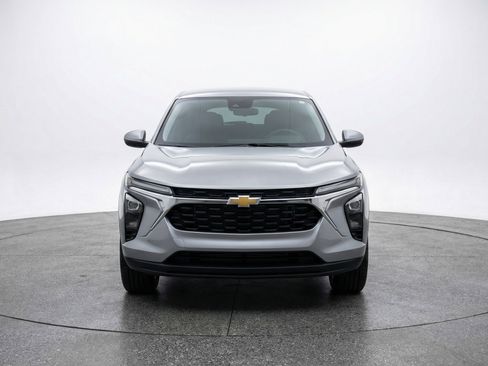 Used 2025 Chevrolet Trax LT w/ LT Convenience Package image 2