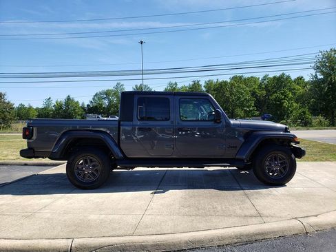 Used 2025 Jeep Gladiator Sport image 27