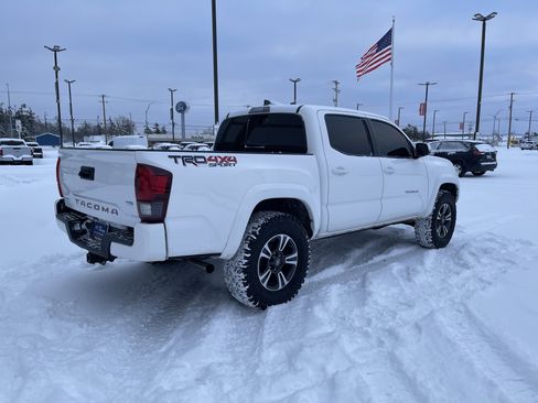 Used 2019 Toyota Tacoma TRD Sport image 3