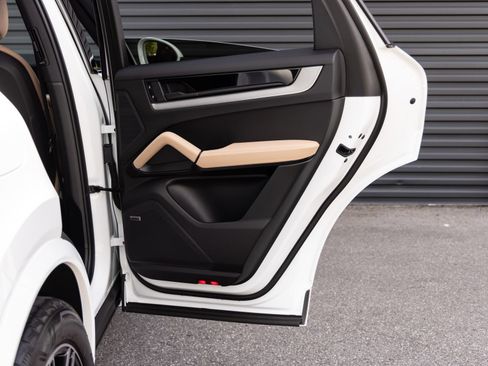 Certified 2025 Porsche Cayenne Coupe AWD/4WD image 30