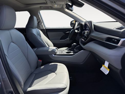 New 2026 Toyota Highlander XLE AWD/4WD image 17