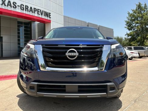 Used 2025 Nissan Pathfinder SV FWD image 3