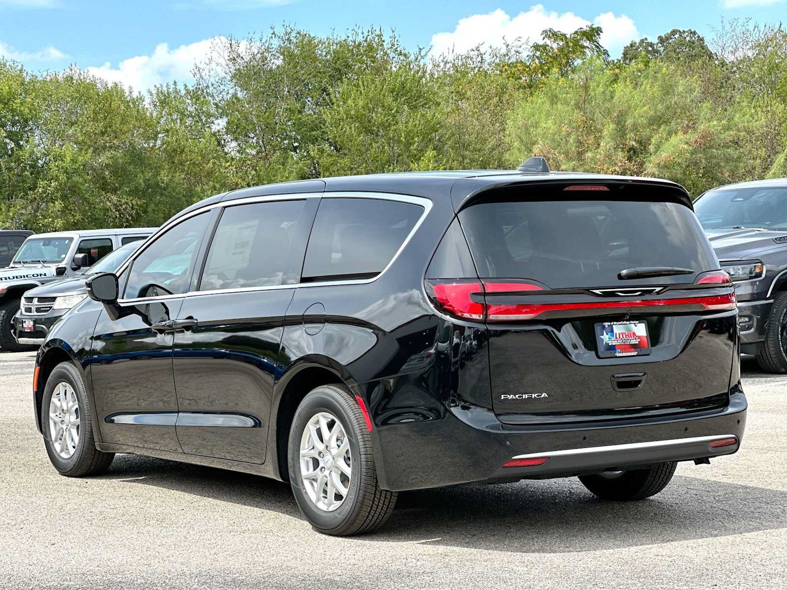 New 2027 Chrysler Pacifica Select FWD image 13
