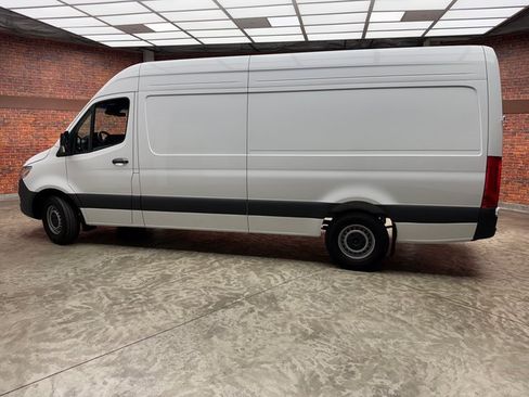 Used 2024 Mercedes-Benz Sprinter 2500 image 2