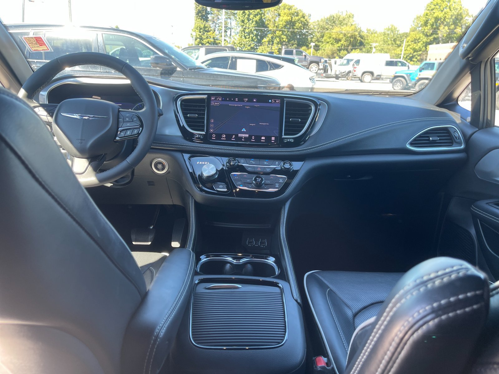 Used 2025 Chrysler Pacifica Limited FWD image 14